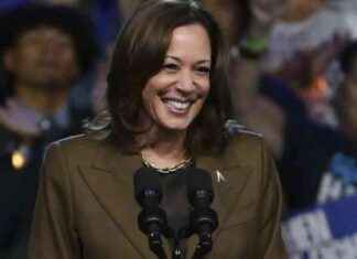 La foto di Harris con gli auricolari: Trump attacca, definisce finta news-30092024-232041