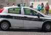 Uomo a Roma si arrampica su auto della Polizia Locale: fuga in arrampicata news-17112024-124636