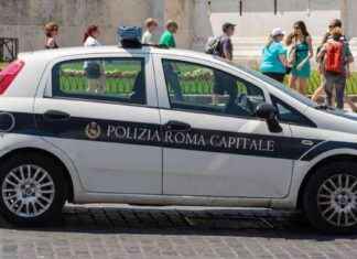 Uomo a Roma si arrampica su auto della Polizia Locale: fuga in arrampicata news-17112024-124636