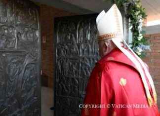 Francesco apre la Porta Santa a Rebibbia – RomaSette francesco-apre-la-porta-santa-a-rebibbia-romasette